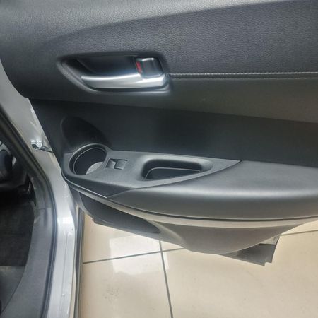 2021-Toyota-Corolla-Cross-18-XS-Hybrid_18