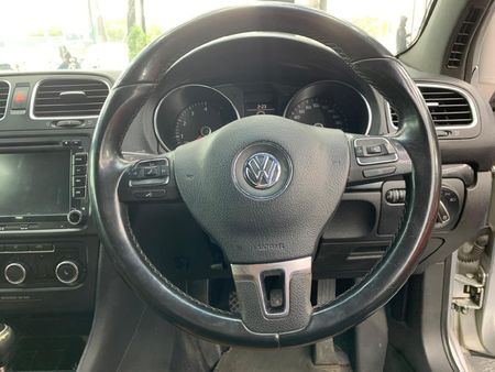 2011-Volkswagen-Golf-VI-14-TSI-Comfortline_10