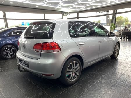 2011-Volkswagen-Golf-VI-14-TSI-Comfortline_4