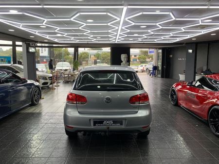 2011-Volkswagen-Golf-VI-14-TSI-Comfortline_5