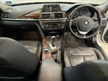 2012-BMW-3-Series-320i-Luxury-Auto_9
