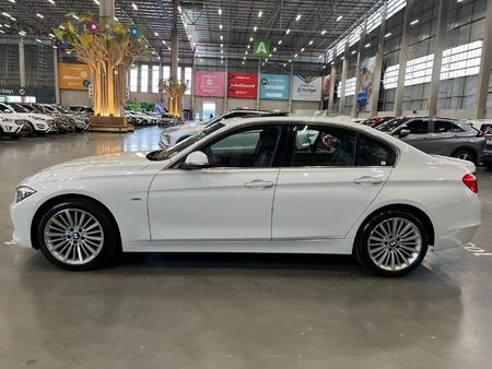 2012-BMW-3-Series-320i-Luxury-Auto_5