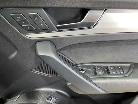 2024-Audi-SQ5-quattro-Auto-Black-Edition_12