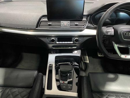 2024-Audi-SQ5-quattro-Auto-Black-Edition_16