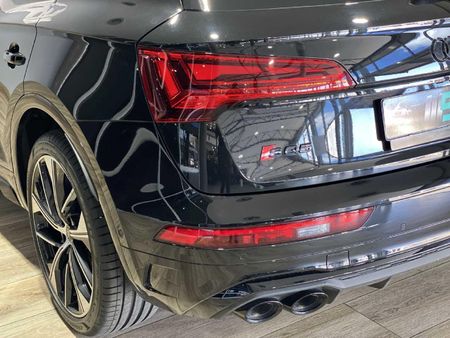 2024-Audi-SQ5-quattro-Auto-Black-Edition_19