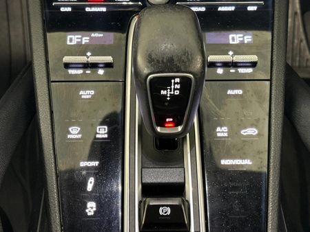 2018-Porsche-Cayenne-Auto_10