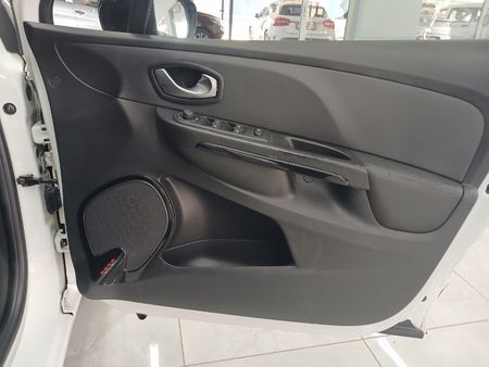 2015-Renault-Clio-IV-900T-Dynamique-5-dr-66kW_16