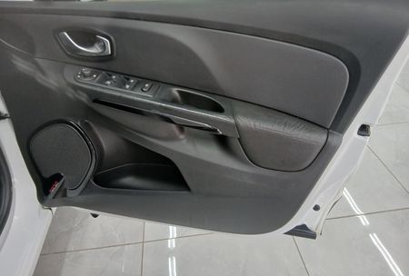 2015-Renault-Clio-IV-900T-Dynamique-5-dr-66kW_7