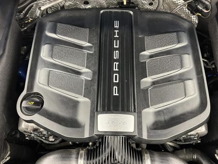 2017-Porsche-Cayenne-GTS-Auto_11