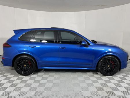 2017-Porsche-Cayenne-GTS-Auto_15