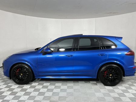2017-Porsche-Cayenne-GTS-Auto_17