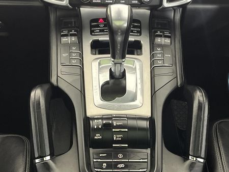 2017-Porsche-Cayenne-GTS-Auto_7