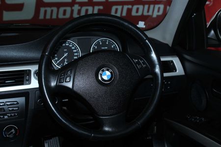 2011-BMW-3-Series-320i-Auto_9