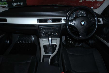 2011-BMW-3-Series-320i-Auto_10