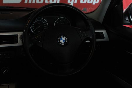 2011-BMW-3-Series-320i-Auto_11
