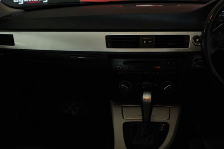 2011-BMW-3-Series-320i-Auto_12