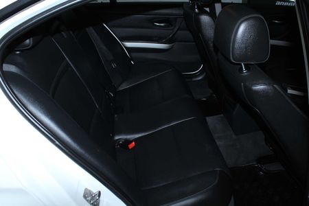 2011-BMW-3-Series-320i-Auto_13