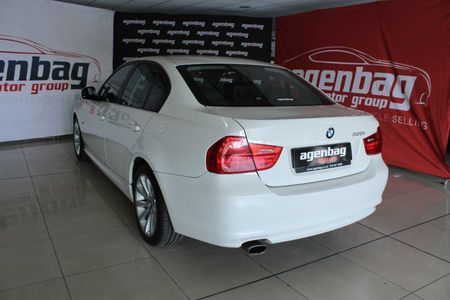2011-BMW-3-Series-320i-Auto_4