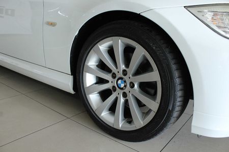 2011-BMW-3-Series-320i-Auto_8