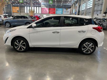 2018-Toyota-Yaris-15-XS-5-dr_5