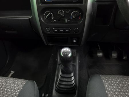 2012-Suzuki-Jimny-13_10