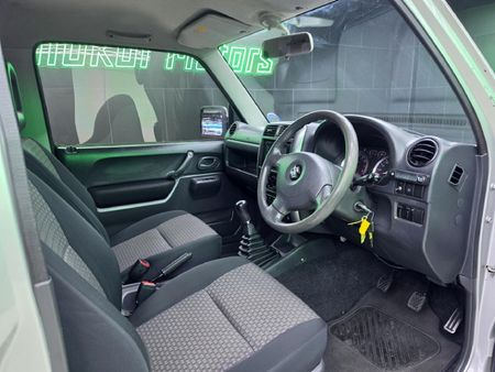 2012-Suzuki-Jimny-13_11