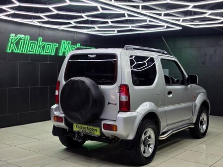2012-Suzuki-Jimny-13_5