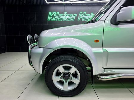 2012-Suzuki-Jimny-13_6