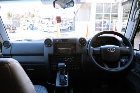 2026-Toyota-Land-Cruiser-76-28GD-6-Station-Wagon-VX_9