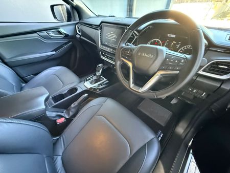 2025-Isuzu-D-Max-30-DDI-V-Cross-HR-4x4-Auto-Double-Cab_13