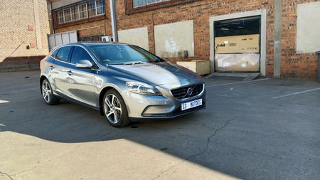 2016-Volvo-V40-D4-Momentum-Auto_0