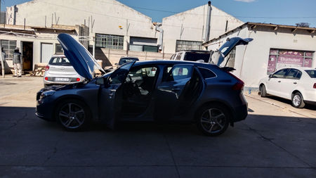 2016-Volvo-V40-D4-Momentum-Auto_9