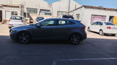 2016-Volvo-V40-D4-Momentum-Auto_3