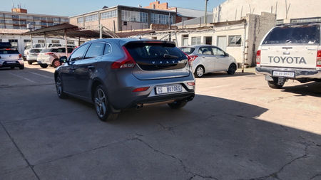 2016-Volvo-V40-D4-Momentum-Auto_4