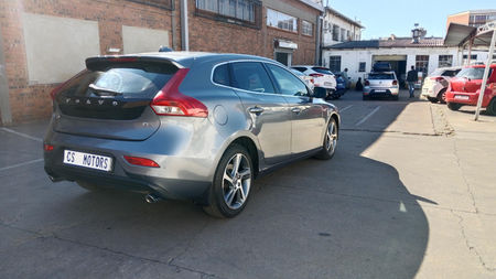 2016-Volvo-V40-D4-Momentum-Auto_6
