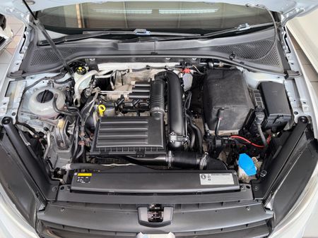 2017-Volkswagen-Golf-VII-14-TSI-Comfortline-R-Line-Auto_10