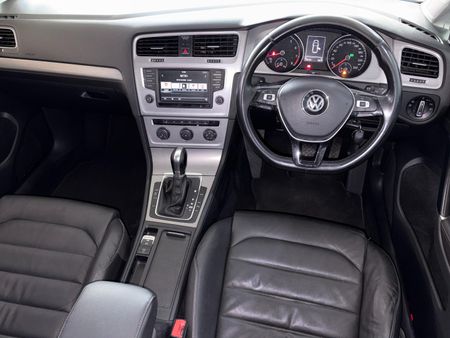 2017-Volkswagen-Golf-VII-14-TSI-Comfortline-R-Line-Auto_6