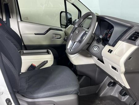 2022-Toyota-Quantum-28-GL-11-seat_9