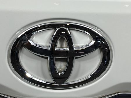 2022-Toyota-Quantum-28-GL-11-seat_11