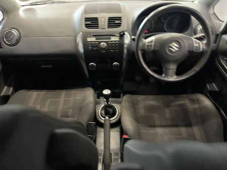 2011-Suzuki-SX4-20_9