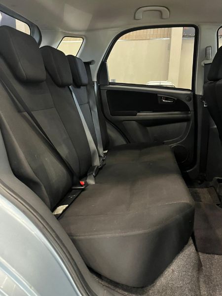 2011-Suzuki-SX4-20_11