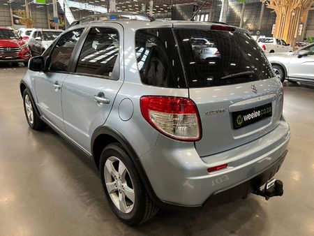 2011-Suzuki-SX4-20_4