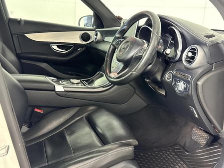 2017-Mercedes-Benz-GLC-220d_9