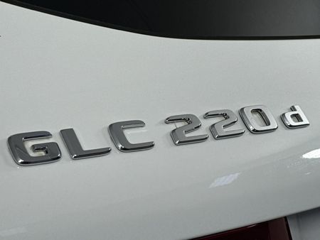 2017-Mercedes-Benz-GLC-220d_11