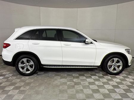2017-Mercedes-Benz-GLC-220d_17