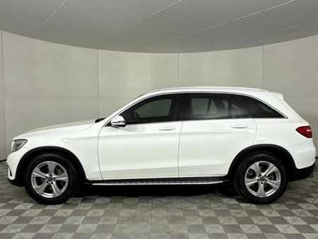 2017-Mercedes-Benz-GLC-220d_19