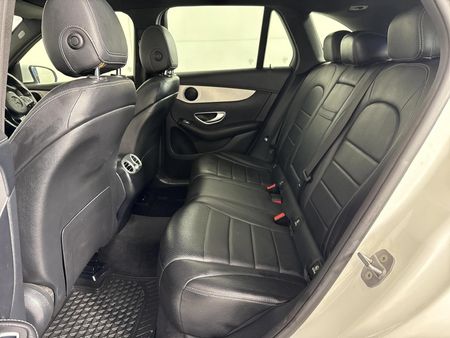 2017-Mercedes-Benz-GLC-220d_3