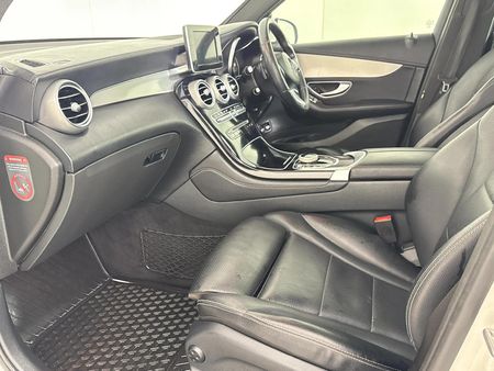 2017-Mercedes-Benz-GLC-220d_8