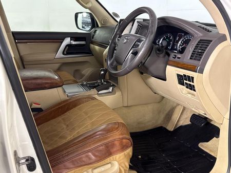 2017-Toyota-Land-Cruiser-200-45-D-V8-VX-R-Auto_9