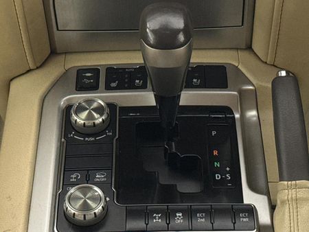 2017-Toyota-Land-Cruiser-200-45-D-V8-VX-R-Auto_10